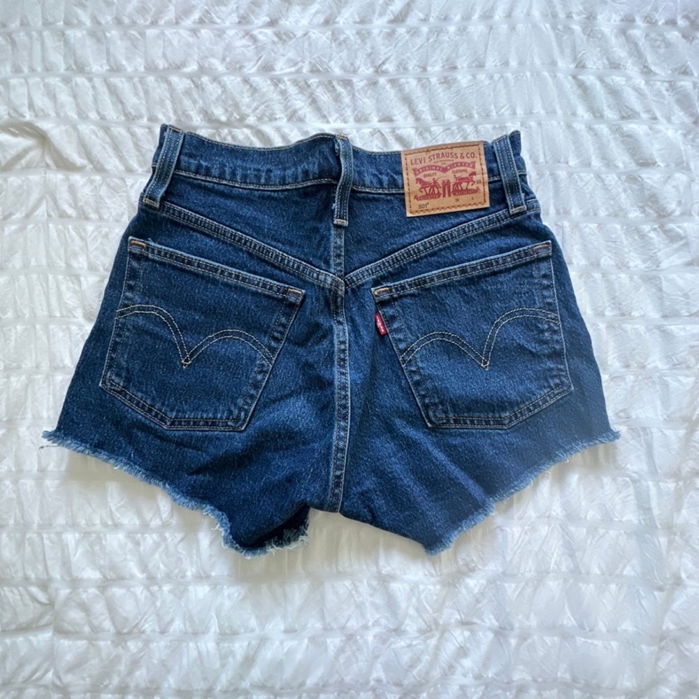 Levi 501 shorts size 24